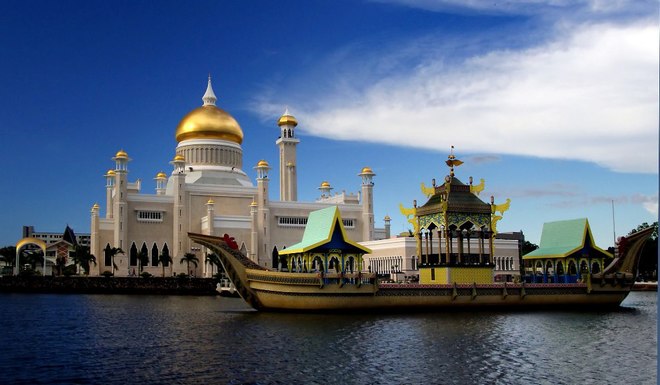 Vừa được gọi là "xứ sở bình yên", vừa nổi tiếng với lượng dầu mỏ lớn, Brunei là một trong những quốc gia nhỏ nhất và cũng thịnh vượng nhất thế giới. Mặc dù 70% diện tích đất nước này vẫn được bao phủ bởi những cánh rừng nguyên sinh (nơi sinh sống của nhiều loài báo, gấu và rắn quý hiếm), tới đây du khách còn bị hút hồn vì những thánh đường, cung điện nguy nga và các lễ hội Hồi giáo đặc sắc.
